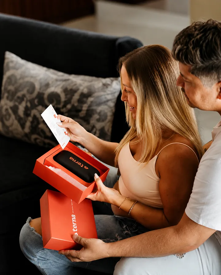 Casal usando o Terna — vendo o bebê no tablet